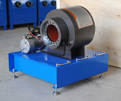 Bom preço. frisador da mangueira de 4l 12V 1/4 às 2 polegadas de frisador hidráulico portátil da polegada on-line